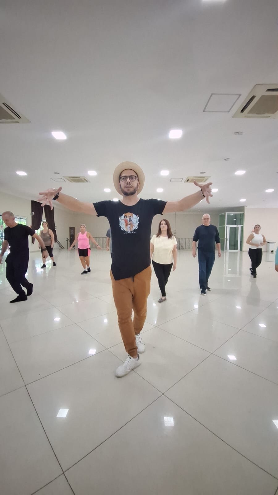 Ricardo Pacheco ensinando dança para um grupo