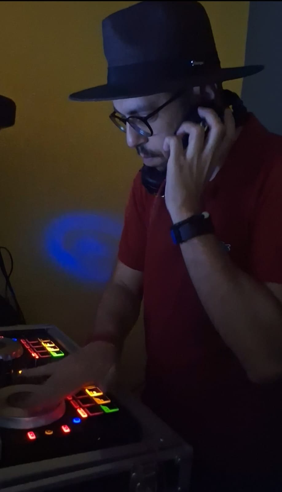 Ricardo Pacheco comandando a música de um evento