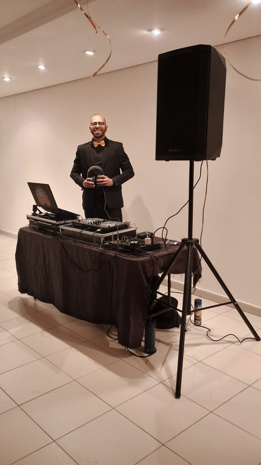 Ricardo Pacheco com a estrutura de DJ montada