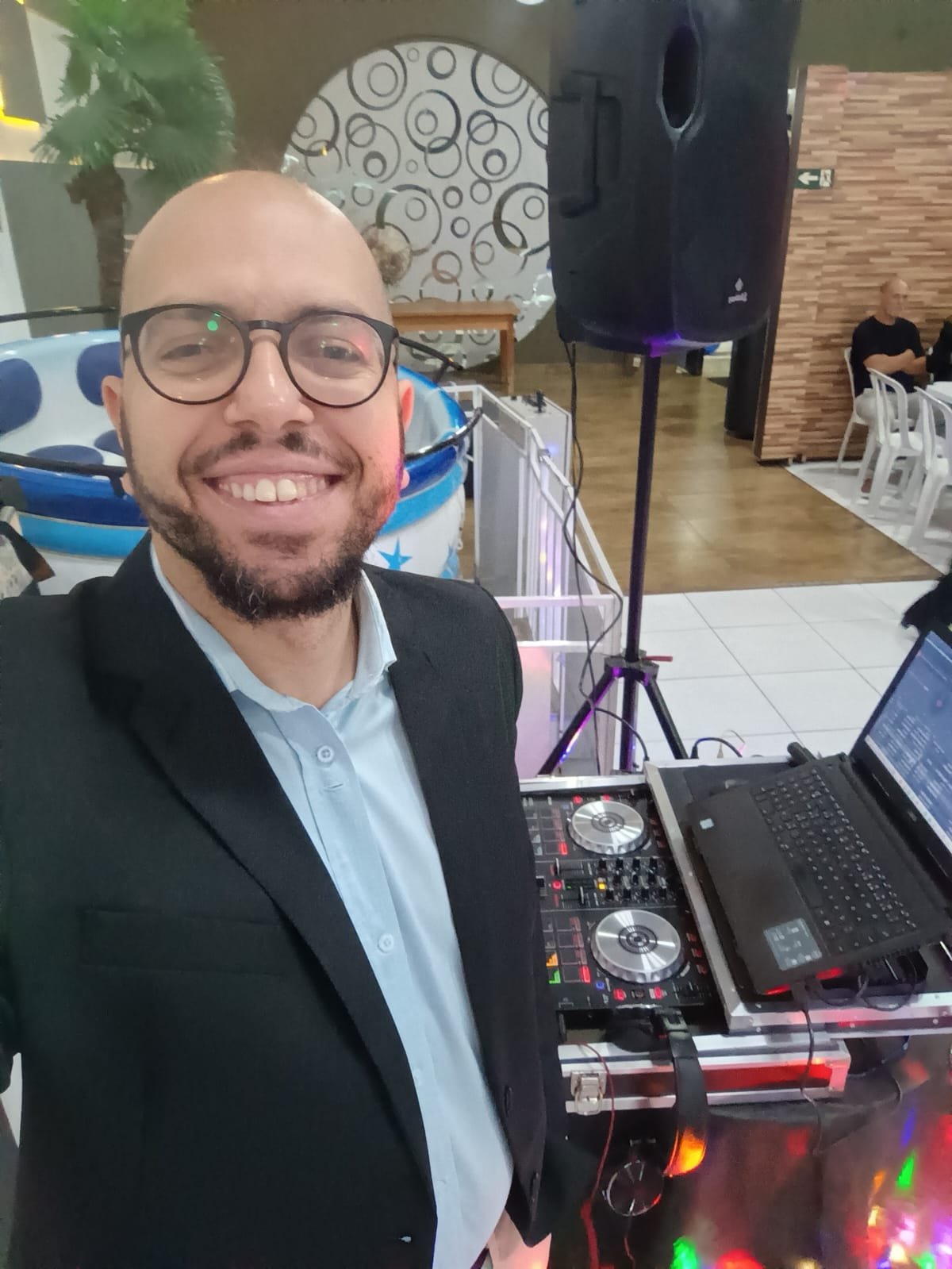 Ricardo Pacheco ao lado dos equipamentos de DJ