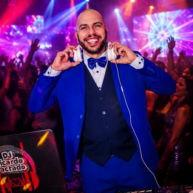 DJ Ricardo Pacheco comandando uma festa